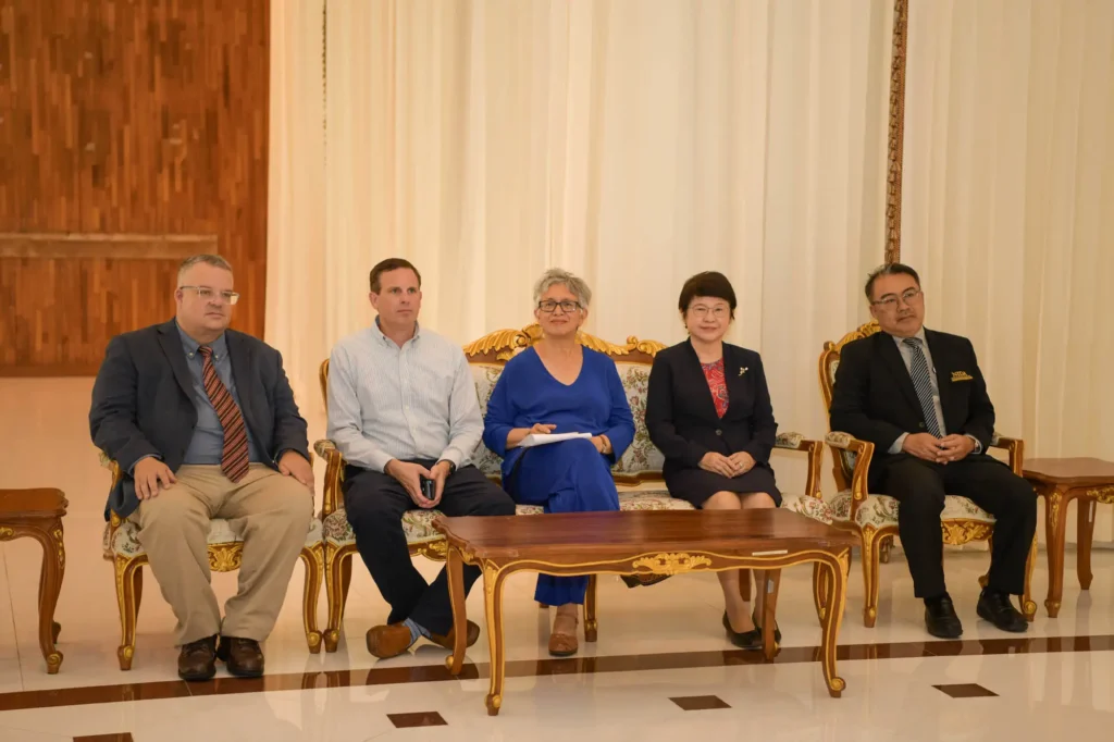 ผู้แทนจาก-IU-และ-USAID-เยือนสถาบัน-06 คณะผู้แทนจาก Indiana University (IU) และ The United States Agency for International Development (USAID) เยือนสถาบันบัณฑิตพัฒนบริหารศาสตร์