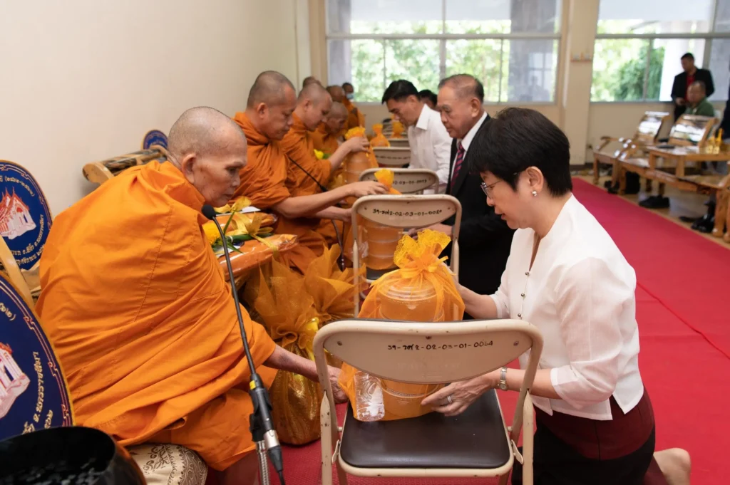 ‘นิด้า’ จัดพิธีทำบุญ และร่วมเป็นเกียรติในการรับมอบของบริจาคเพื่อใช้ประโยชน์ในการพัฒนา ‘ศูนย์การศึกษาสีคิ้ว’