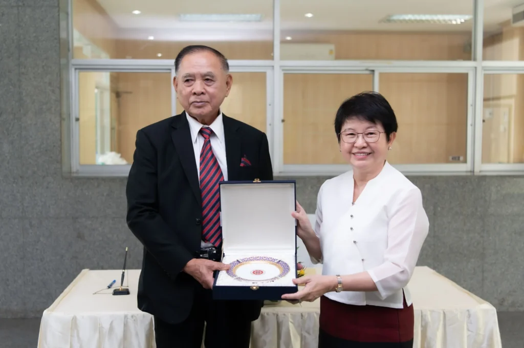 ‘นิด้า’ จัดพิธีทำบุญ และร่วมเป็นเกียรติในการรับมอบของบริจาคเพื่อใช้ประโยชน์ในการพัฒนา ‘ศูนย์การศึกษาสีคิ้ว’