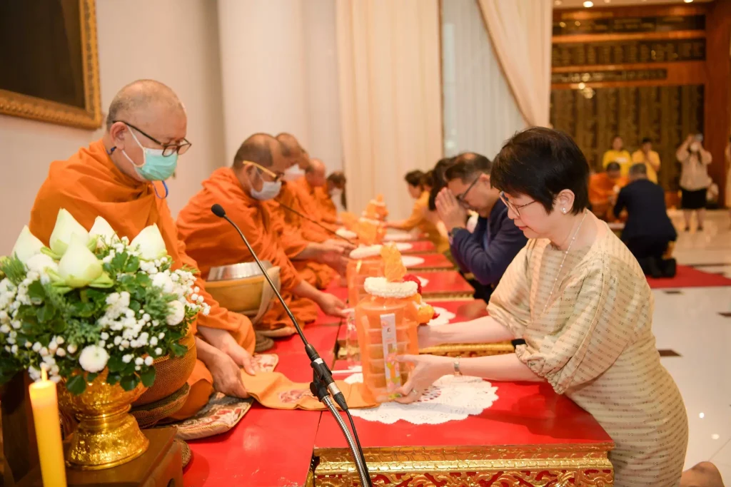 ‘นิด้า’ จัดพิธีทำบุญตักบาตร น้อมรำลึกในพระมหากรุณาธิคุณ ในหลวงรัชกาลที่ ๙ ผู้ทรงก่อกำเนิดสถาบัน