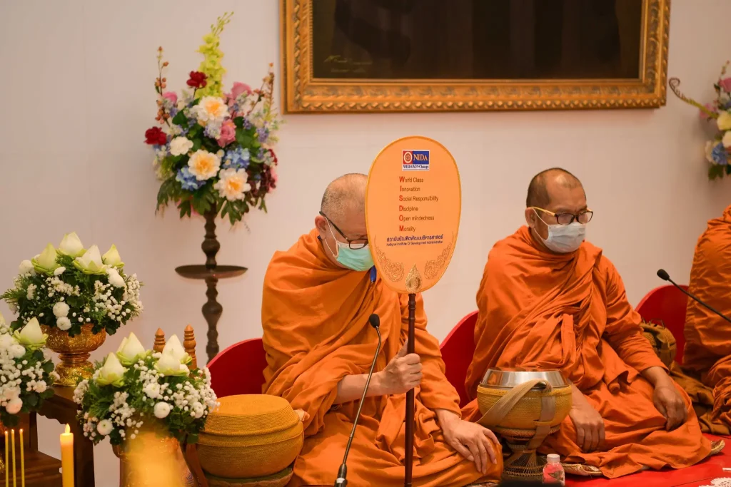 ‘นิด้า’ จัดพิธีทำบุญตักบาตร น้อมรำลึกในพระมหากรุณาธิคุณ ในหลวงรัชกาลที่ ๙ ผู้ทรงก่อกำเนิดสถาบัน