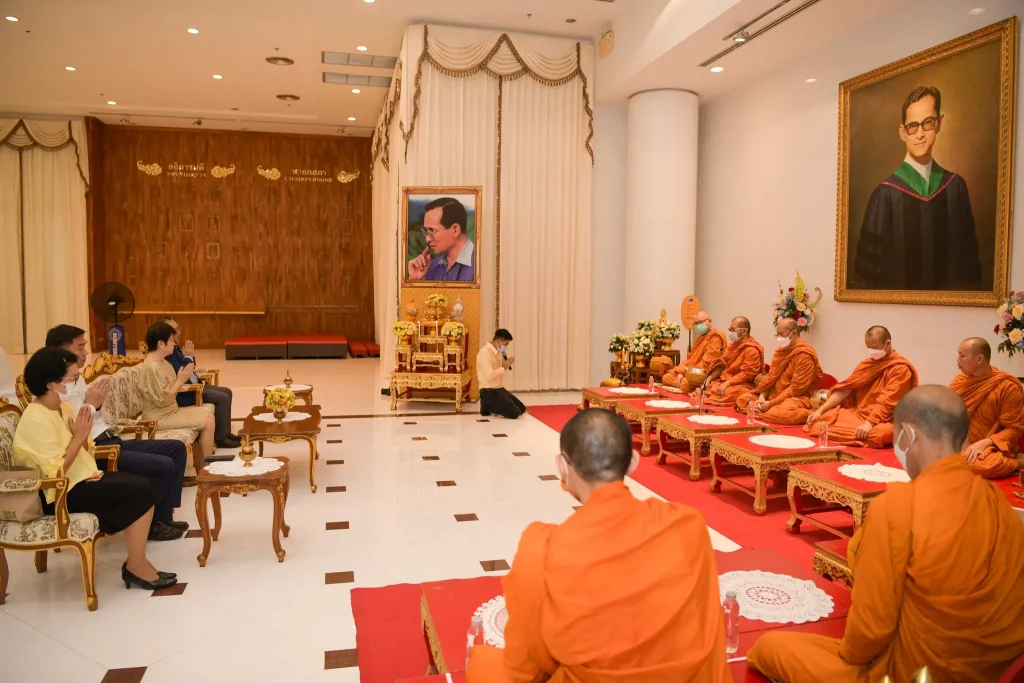 ‘นิด้า’ จัดพิธีทำบุญตักบาตร น้อมรำลึกในพระมหากรุณาธิคุณ ในหลวงรัชกาลที่ ๙ ผู้ทรงก่อกำเนิดสถาบัน