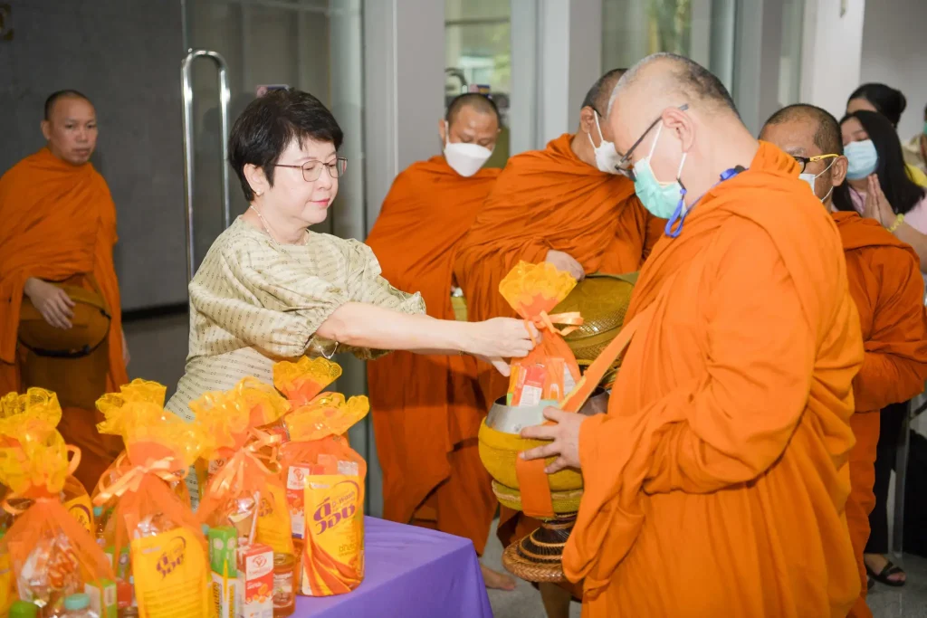 ‘นิด้า’ จัดพิธีทำบุญตักบาตร น้อมรำลึกในพระมหากรุณาธิคุณ ในหลวงรัชกาลที่ ๙ ผู้ทรงก่อกำเนิดสถาบัน