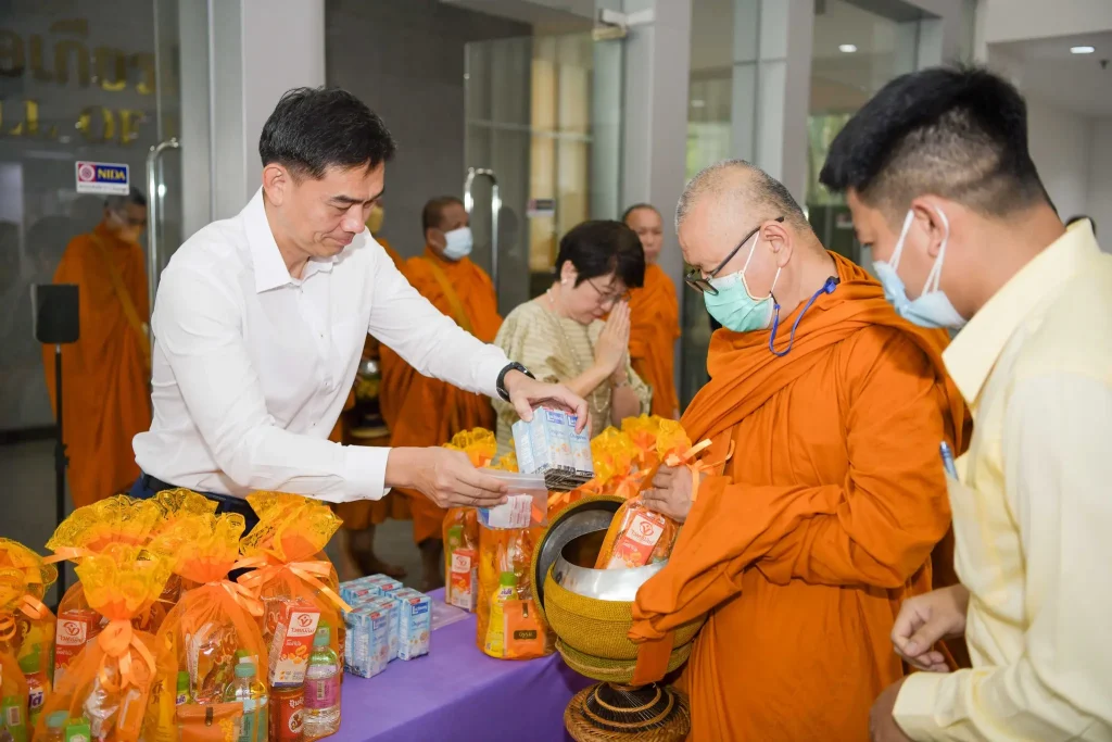 ‘นิด้า’ จัดพิธีทำบุญตักบาตร น้อมรำลึกในพระมหากรุณาธิคุณ ในหลวงรัชกาลที่ ๙ ผู้ทรงก่อกำเนิดสถาบัน