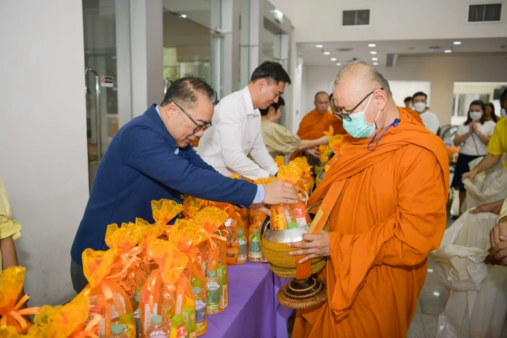 ‘นิด้า’ จัดพิธีทำบุญตักบาตร น้อมรำลึกในพระมหากรุณาธิคุณ ในหลวงรัชกาลที่ ๙ ผู้ทรงก่อกำเนิดสถาบัน