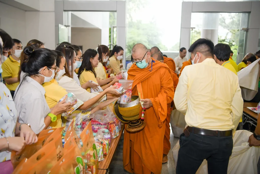 ‘นิด้า’ จัดพิธีทำบุญตักบาตร น้อมรำลึกในพระมหากรุณาธิคุณ ในหลวงรัชกาลที่ ๙ ผู้ทรงก่อกำเนิดสถาบัน