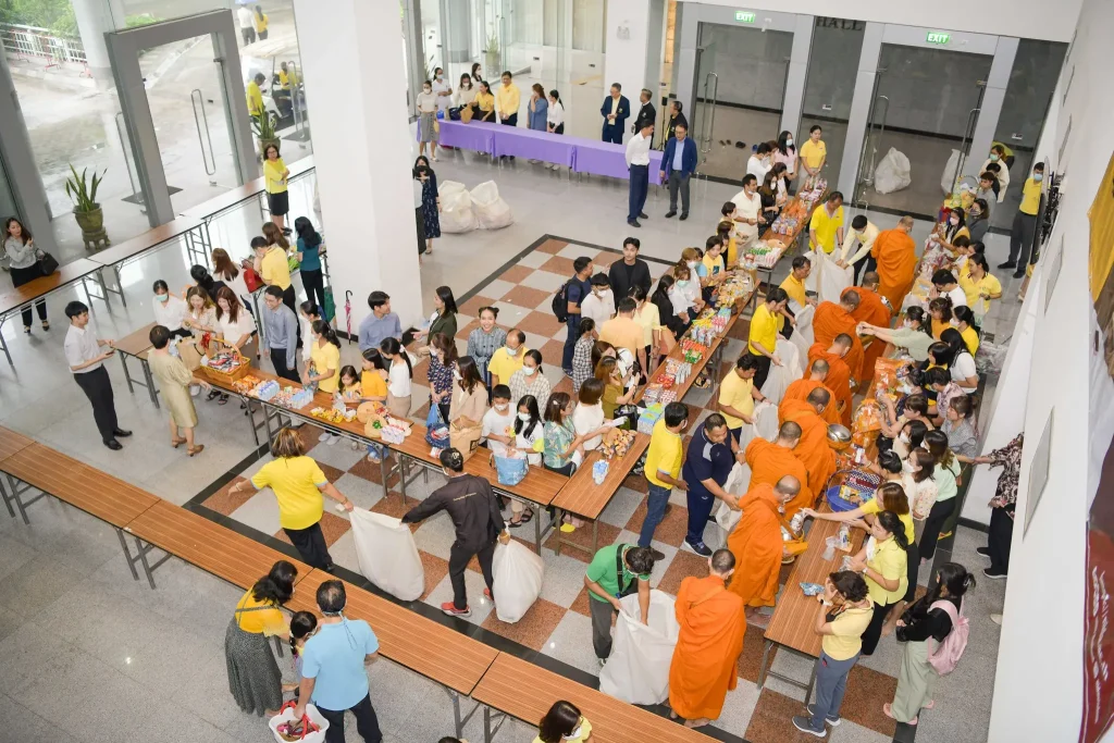 ‘นิด้า’ จัดพิธีทำบุญตักบาตร น้อมรำลึกในพระมหากรุณาธิคุณ ในหลวงรัชกาลที่ ๙ ผู้ทรงก่อกำเนิดสถาบัน