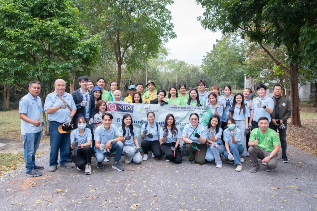 สว.-จัดกิจกรรมปลูกต้นราชพฤกษ์-เนื่องใน-วันสิ่งแวดล้อมไทย02 คณะบริหารการพัฒนาสิ่งแวดล้อม (นิด้า) ผนึกกำลังชุมชนรอบสีคิ้ว จัดกิจกรรมปลูกต้นราชพฤกษ์ เนื่องใน “วันสิ่งแวดล้อมไทย”