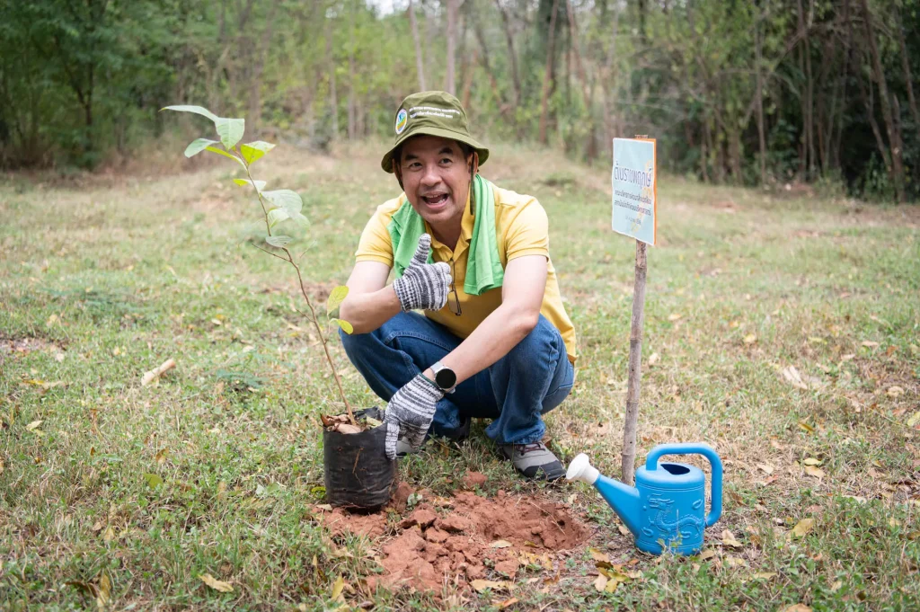 สว.-จัดกิจกรรมปลูกต้นราชพฤกษ์-เนื่องใน-วันสิ่งแวดล้อมไทย03 คณะบริหารการพัฒนาสิ่งแวดล้อม (นิด้า) ผนึกกำลังชุมชนรอบสีคิ้ว จัดกิจกรรมปลูกต้นราชพฤกษ์ เนื่องใน “วันสิ่งแวดล้อมไทย”