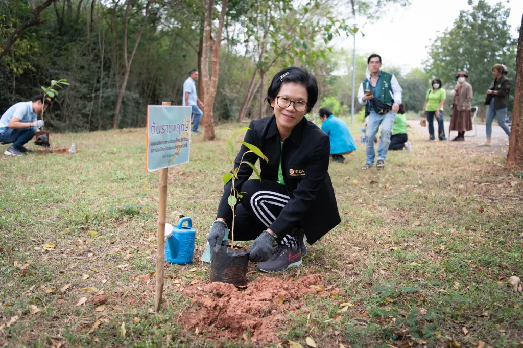 สว.-จัดกิจกรรมปลูกต้นราชพฤกษ์-เนื่องใน-วันสิ่งแวดล้อมไทย04 คณะบริหารการพัฒนาสิ่งแวดล้อม (นิด้า) ผนึกกำลังชุมชนรอบสีคิ้ว จัดกิจกรรมปลูกต้นราชพฤกษ์ เนื่องใน “วันสิ่งแวดล้อมไทย”