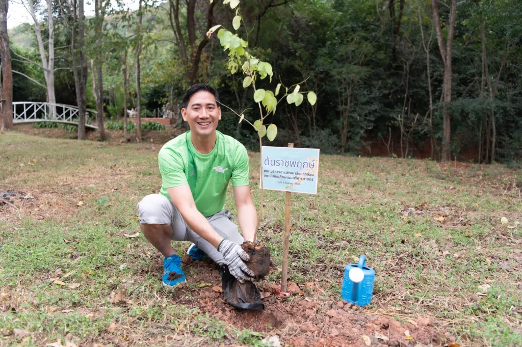 สว.-จัดกิจกรรมปลูกต้นราชพฤกษ์-เนื่องใน-วันสิ่งแวดล้อมไทย06 คณะบริหารการพัฒนาสิ่งแวดล้อม (นิด้า) ผนึกกำลังชุมชนรอบสีคิ้ว จัดกิจกรรมปลูกต้นราชพฤกษ์ เนื่องใน “วันสิ่งแวดล้อมไทย”