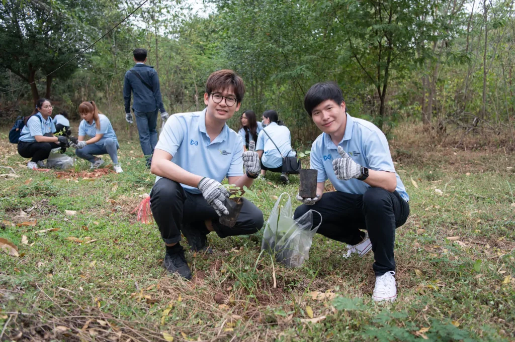 สว.-จัดกิจกรรมปลูกต้นราชพฤกษ์-เนื่องใน-วันสิ่งแวดล้อมไทย07 คณะบริหารการพัฒนาสิ่งแวดล้อม (นิด้า) ผนึกกำลังชุมชนรอบสีคิ้ว จัดกิจกรรมปลูกต้นราชพฤกษ์ เนื่องใน “วันสิ่งแวดล้อมไทย”