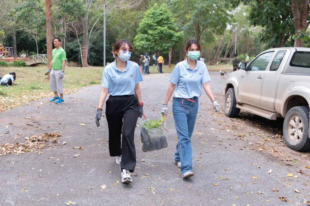 สว.-จัดกิจกรรมปลูกต้นราชพฤกษ์-เนื่องใน-วันสิ่งแวดล้อมไทย08 คณะบริหารการพัฒนาสิ่งแวดล้อม (นิด้า) ผนึกกำลังชุมชนรอบสีคิ้ว จัดกิจกรรมปลูกต้นราชพฤกษ์ เนื่องใน “วันสิ่งแวดล้อมไทย”