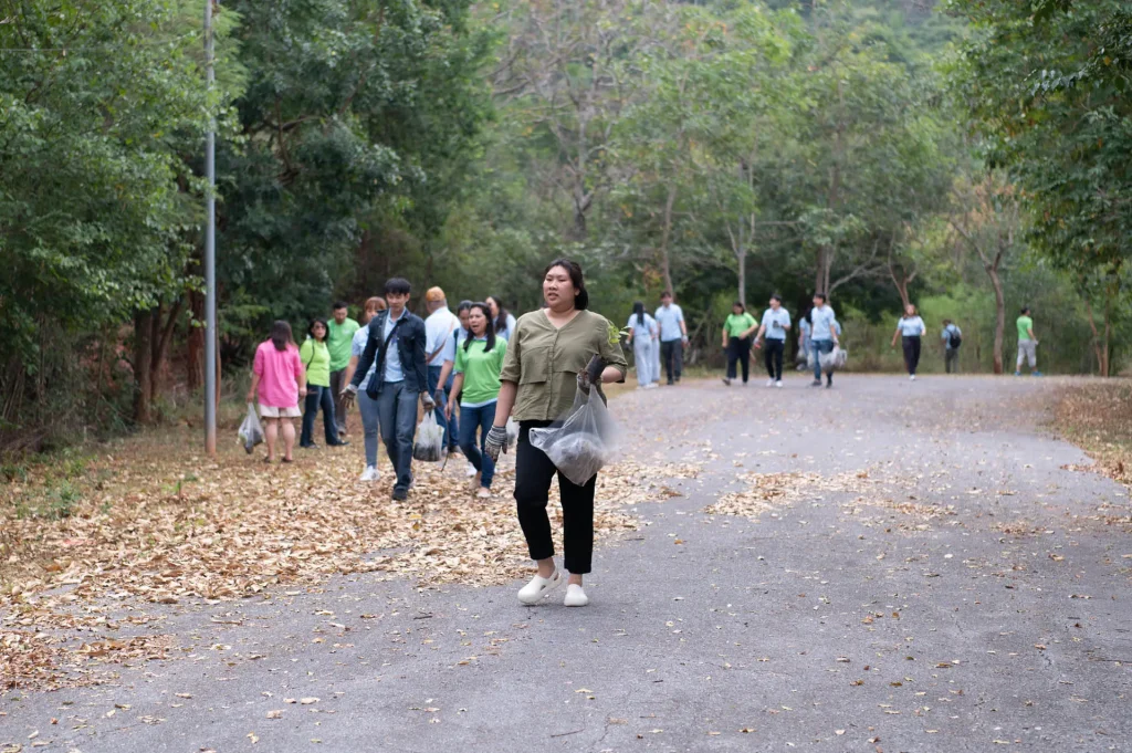 สว.-จัดกิจกรรมปลูกต้นราชพฤกษ์-เนื่องใน-วันสิ่งแวดล้อมไทย09 คณะบริหารการพัฒนาสิ่งแวดล้อม (นิด้า) ผนึกกำลังชุมชนรอบสีคิ้ว จัดกิจกรรมปลูกต้นราชพฤกษ์ เนื่องใน “วันสิ่งแวดล้อมไทย”