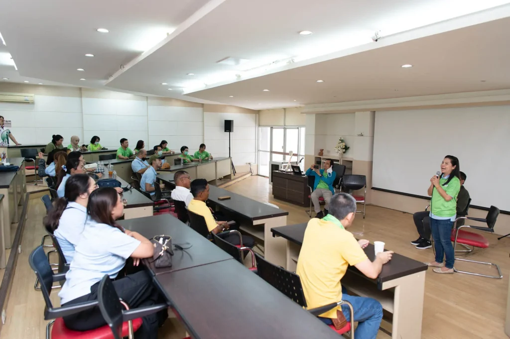 สว.-จัดกิจกรรมปลูกต้นราชพฤกษ์-เนื่องใน-วันสิ่งแวดล้อมไทย10 คณะบริหารการพัฒนาสิ่งแวดล้อม (นิด้า) ผนึกกำลังชุมชนรอบสีคิ้ว จัดกิจกรรมปลูกต้นราชพฤกษ์ เนื่องใน “วันสิ่งแวดล้อมไทย”