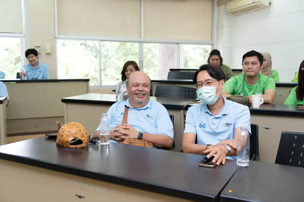 สว.-จัดกิจกรรมปลูกต้นราชพฤกษ์-เนื่องใน-วันสิ่งแวดล้อมไทย13 คณะบริหารการพัฒนาสิ่งแวดล้อม (นิด้า) ผนึกกำลังชุมชนรอบสีคิ้ว จัดกิจกรรมปลูกต้นราชพฤกษ์ เนื่องใน “วันสิ่งแวดล้อมไทย”