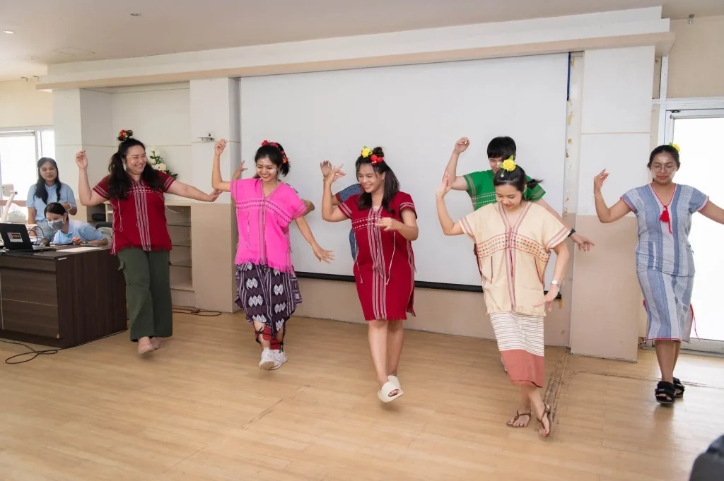 สว.-จัดกิจกรรมปลูกต้นราชพฤกษ์-เนื่องใน-วันสิ่งแวดล้อมไทย18 คณะบริหารการพัฒนาสิ่งแวดล้อม (นิด้า) ผนึกกำลังชุมชนรอบสีคิ้ว จัดกิจกรรมปลูกต้นราชพฤกษ์ เนื่องใน “วันสิ่งแวดล้อมไทย”