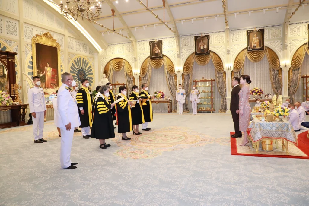 พระบาทสมเด็จพระเจ้าอยู่หัว ทรงรับทูลเกล้าทูลกระหม่อมถวายปริญญานิติศาสตรดุษฎีบัณฑิตกิตติมศักดิ์ จากสถาบันบัณฑิตพัฒนบริหารศาสตร์ ณ พระที่นั่งอัมพรสถาน พระราชวังดุสิต