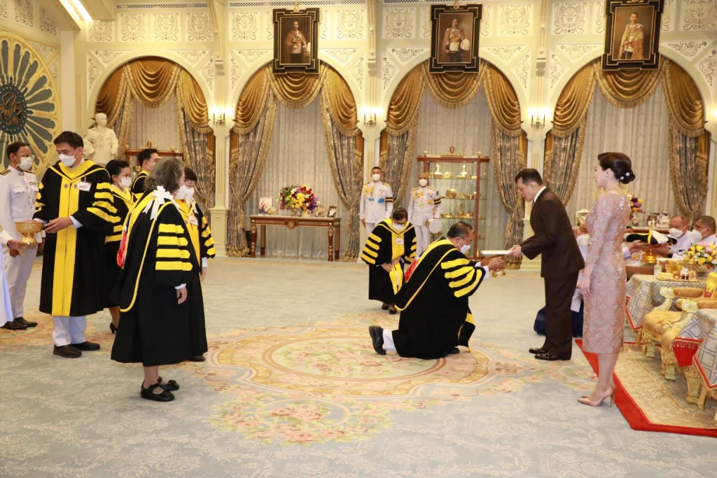 พระบาทสมเด็จพระเจ้าอยู่หัว ทรงรับทูลเกล้าทูลกระหม่อมถวายปริญญานิติศาสตรดุษฎีบัณฑิตกิตติมศักดิ์ จากสถาบันบัณฑิตพัฒนบริหารศาสตร์ ณ พระที่นั่งอัมพรสถาน พระราชวังดุสิต