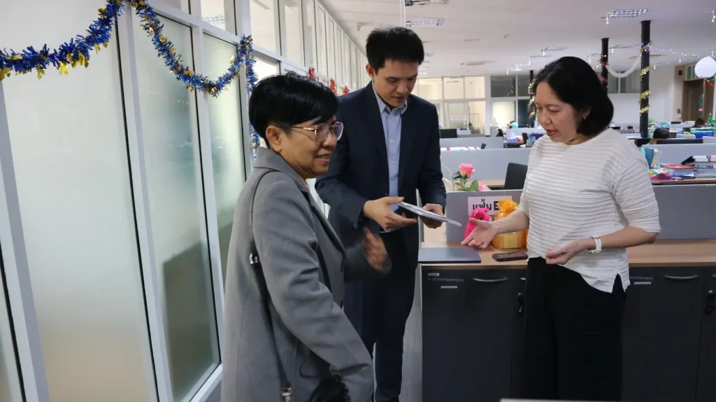 NIDA นำส่งบัตรอวยพรและปฏิทินเนื่องในโอกาสสวัสดีปีใหม่แด่สถาบันพันธมิตร