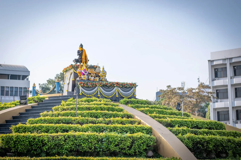 ‘นิด้า’ เข้าร่วมพิธีถวายราชสักการะและวางพานพุ่มดอกไม้เนื่องใน “วันพ่อขุนรามคำแหงมหาราช”