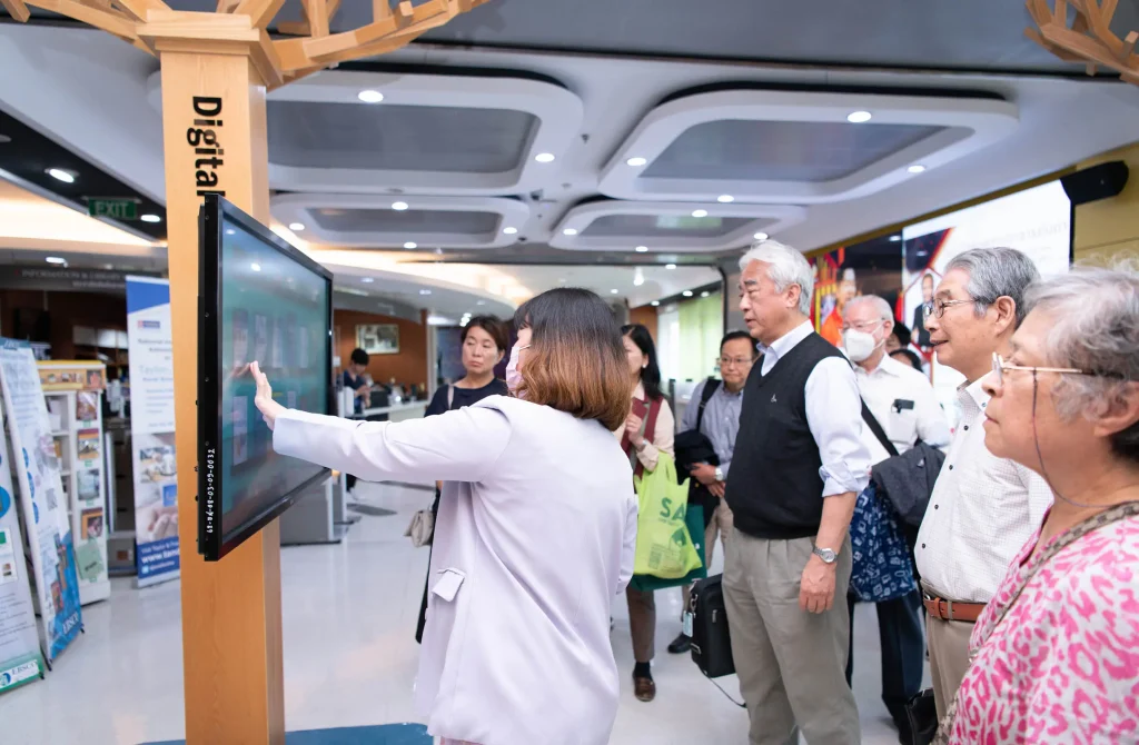 JABES-เยือนสถาบัน10 Professor Emeritus of Hakuoh University & Former President of the Japan Society for Business Ethics (JABES) เยือนสถาบัน