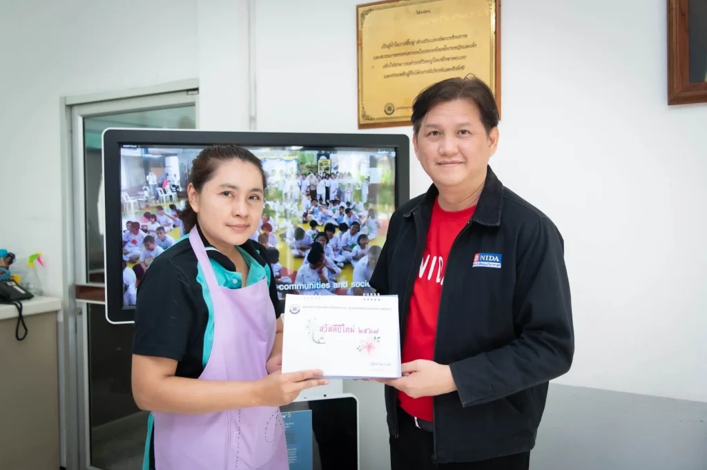 ‘นิด้า’ ส่งมอบ ปฏิทินตั้งโต๊ะเก่า สนับสนุนการจัดทำ ‘หนังสือเบรลล์’ เพื่อผู้พิการทางสายตา