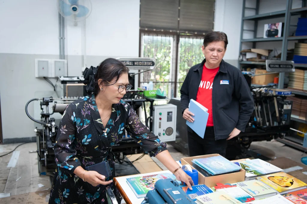 ‘นิด้า’ ส่งมอบ ปฏิทินตั้งโต๊ะเก่า สนับสนุนการจัดทำ ‘หนังสือเบรลล์’ เพื่อผู้พิการทางสายตา