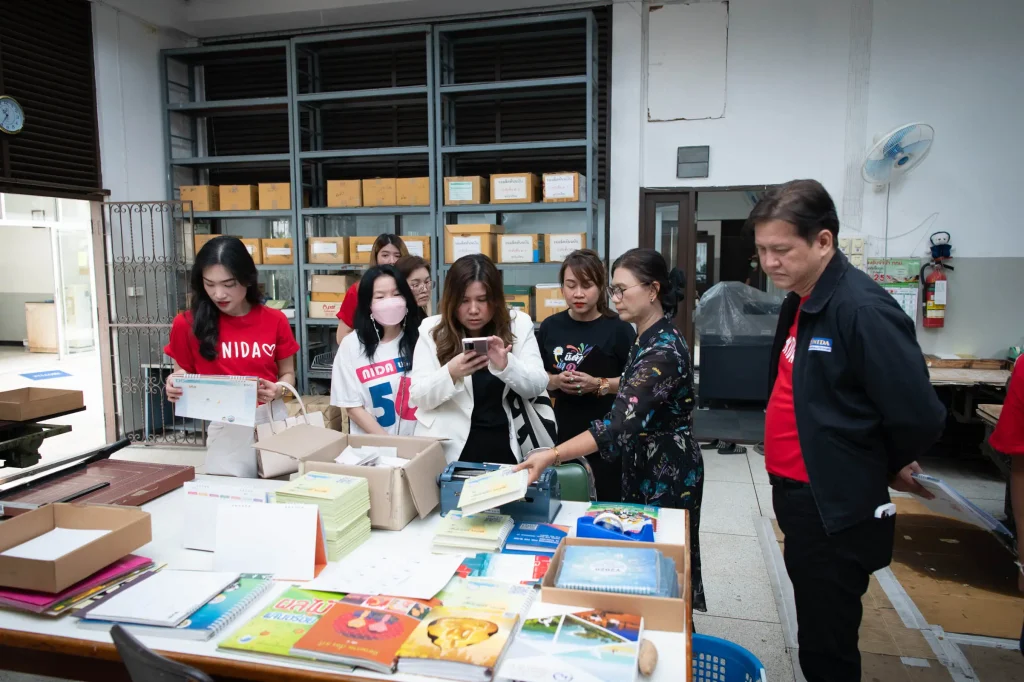 ‘นิด้า’ ส่งมอบ ปฏิทินตั้งโต๊ะเก่า สนับสนุนการจัดทำ ‘หนังสือเบรลล์’ เพื่อผู้พิการทางสายตา