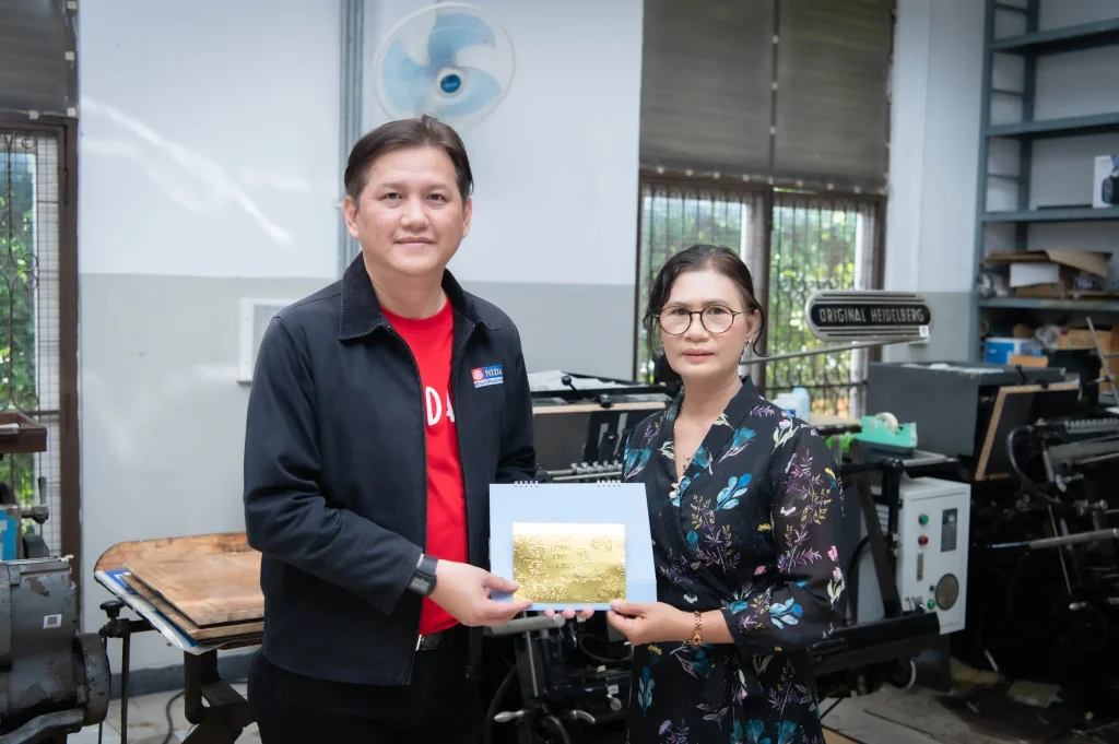 ‘นิด้า’ ส่งมอบ ปฏิทินตั้งโต๊ะเก่า สนับสนุนการจัดทำ ‘หนังสือเบรลล์’ เพื่อผู้พิการทางสายตา