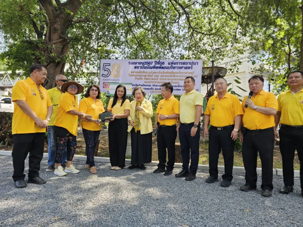 670401tree07 กิจกรรมทำความดีเพื่อสังคมและสิ่งแวดล้อม เนื่องในโอกาสครบรอบปีที่ 58 แห่งการสถาปนาสถาบันบัณฑิตพัฒนบริหารศาสตร์