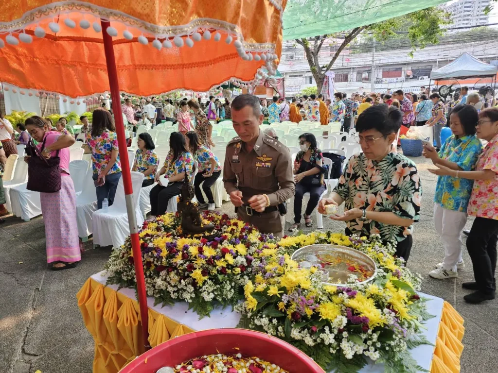 670410nida01 ‘นิด้า’ ร่วมกิจกรรมวันสงกรานต์และวันผู้สูงอายุ เขตบางกะปิ