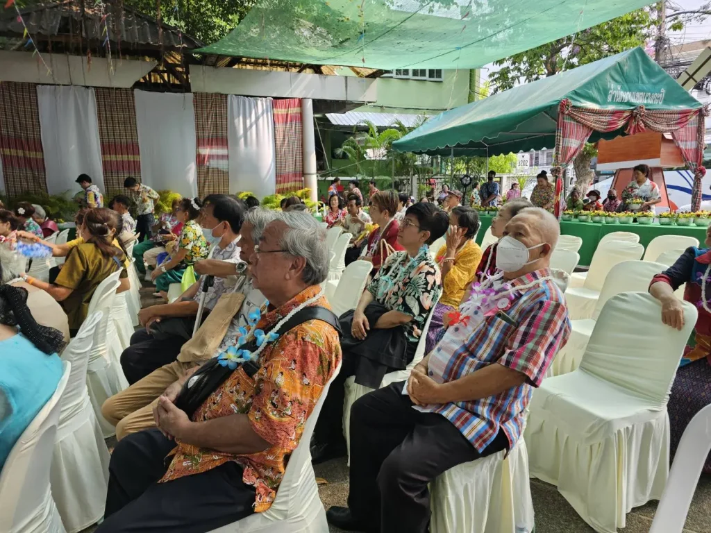 670410nida04 ‘นิด้า’ ร่วมกิจกรรมวันสงกรานต์และวันผู้สูงอายุ เขตบางกะปิ