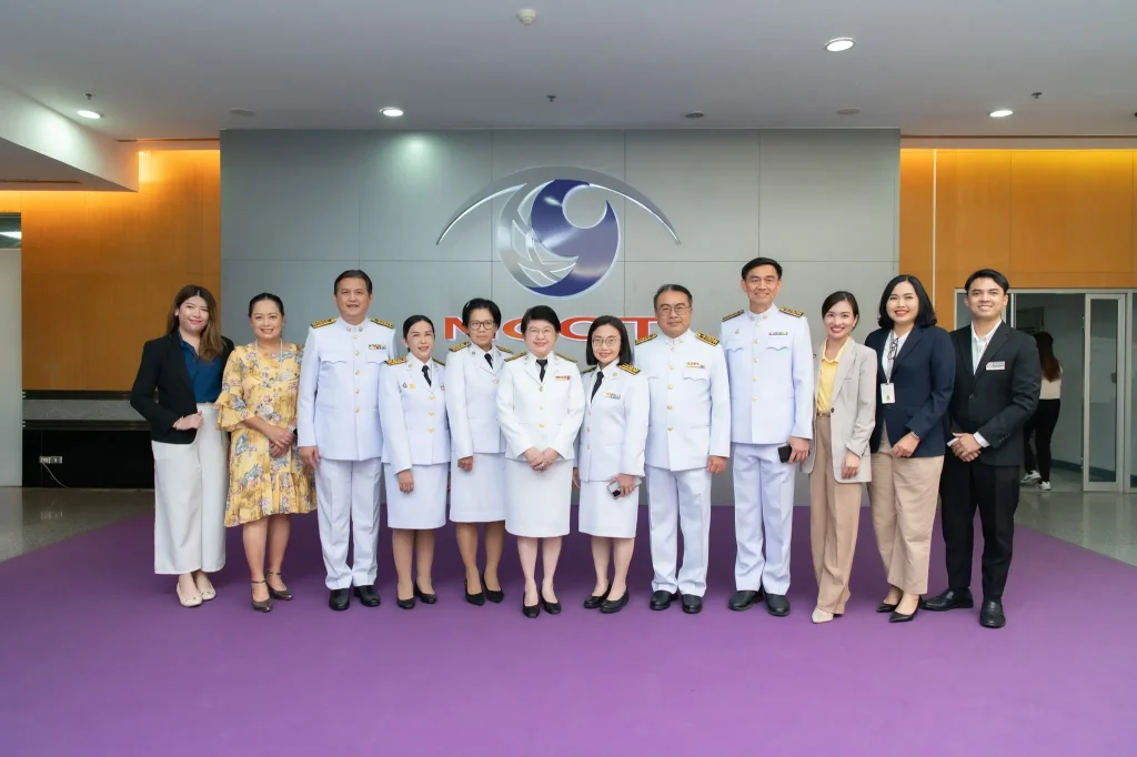 บันทึกเทปถวายพระพร05 “นิด้า” ร่วมบันทึกเทปถวายพระพร เนื่องในโอกาสมหามงคลเฉลิมพระชนมพรรษา พระบาทสมเด็จพระเจ้าอยู่หัว และสมเด็จพระบรมราชชนนีพันปีหลวง