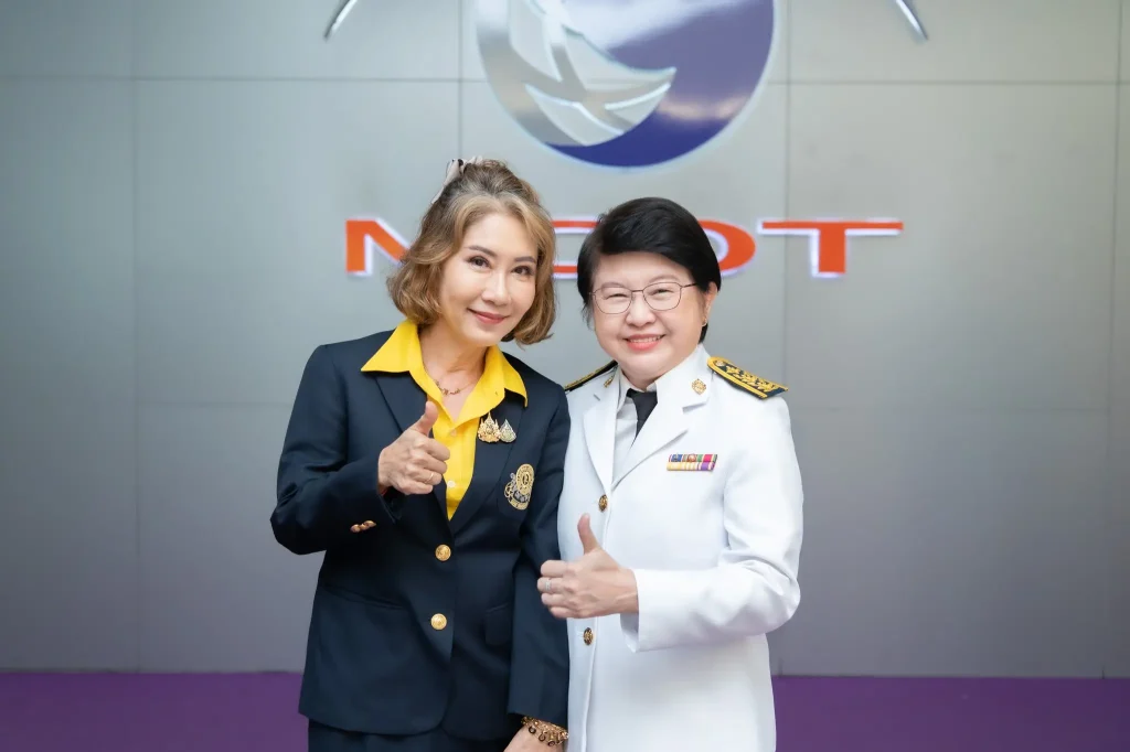 บันทึกเทปถวายพระพร06 “นิด้า” ร่วมบันทึกเทปถวายพระพร เนื่องในโอกาสมหามงคลเฉลิมพระชนมพรรษา พระบาทสมเด็จพระเจ้าอยู่หัว และสมเด็จพระบรมราชชนนีพันปีหลวง