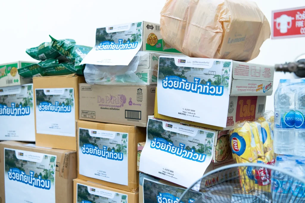 ‘นิด้า’ ส่งมอบธารน้ำใจให้ผู้ประสบอุทกภัย ร่วมกับ MCOT และ มูลนิธิองค์กรทำดี