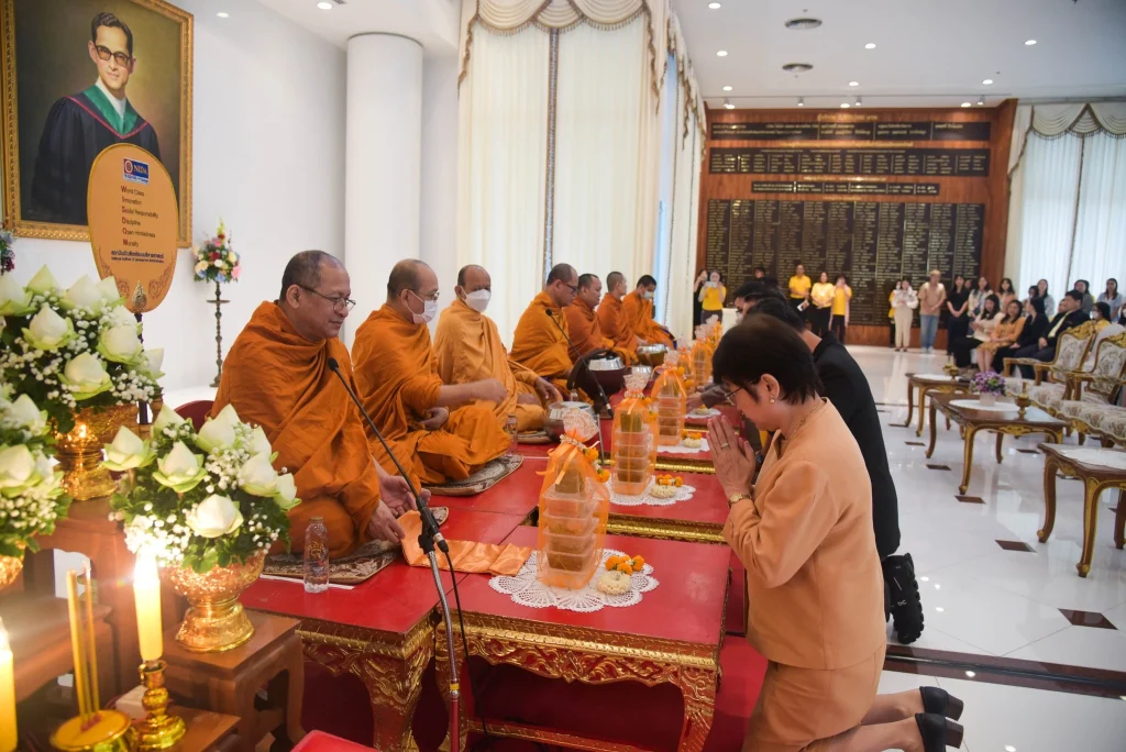 ‘นิด้า’ จัดพิธีทำบุญตักบาตร น้อมรำลึกในพระมหากรุณาธิคุณ ในหลวงรัชกาลที่ ๙ ผู้ทรงก่อกำเนิดสถาบัน