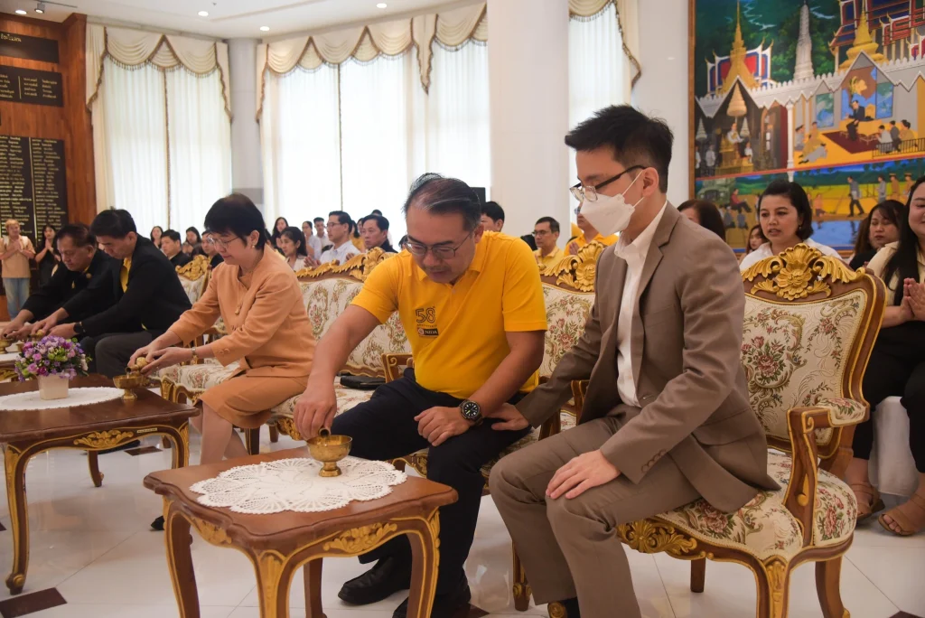 ‘นิด้า’ จัดพิธีทำบุญตักบาตร น้อมรำลึกในพระมหากรุณาธิคุณ ในหลวงรัชกาลที่ ๙ ผู้ทรงก่อกำเนิดสถาบัน