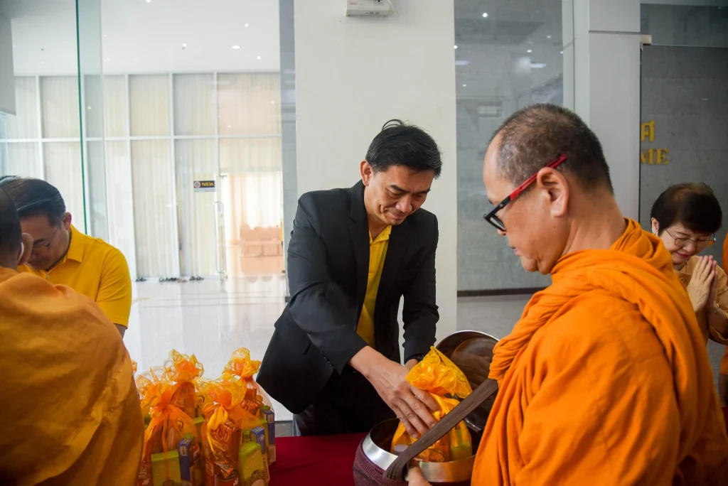 ‘นิด้า’ จัดพิธีทำบุญตักบาตร น้อมรำลึกในพระมหากรุณาธิคุณ ในหลวงรัชกาลที่ ๙ ผู้ทรงก่อกำเนิดสถาบัน