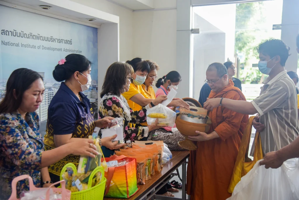 ‘นิด้า’ จัดพิธีทำบุญตักบาตร น้อมรำลึกในพระมหากรุณาธิคุณ ในหลวงรัชกาลที่ ๙ ผู้ทรงก่อกำเนิดสถาบัน