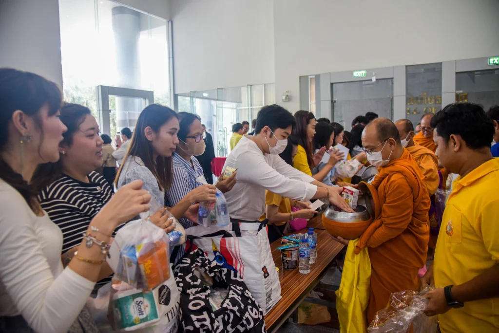 ‘นิด้า’ จัดพิธีทำบุญตักบาตร น้อมรำลึกในพระมหากรุณาธิคุณ ในหลวงรัชกาลที่ ๙ ผู้ทรงก่อกำเนิดสถาบัน