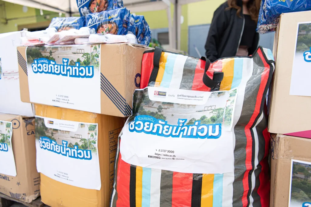‘นิด้า’ ส่งมอบธารน้ำใจล็อตที่ 3 ถึงผู้ประสบอุทกภัย เชียงราย-เชียงใหม่ ผ่านมูลนิธิกระจกเงา