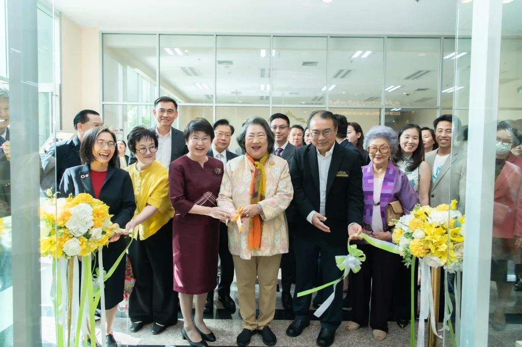 ccad 03 นิด้าเปิดตัว “ศูนย์พัฒนาทุนและสินทรัพย์” อย่างเป็นทางการในบรรยากาศอบอุ่น แขกผู้มีเกียรติ คณาจารย์ - นักศึกษา - ศิษย์เก่า ร่วมแสดงความยินดีอย่างคับคั่ง