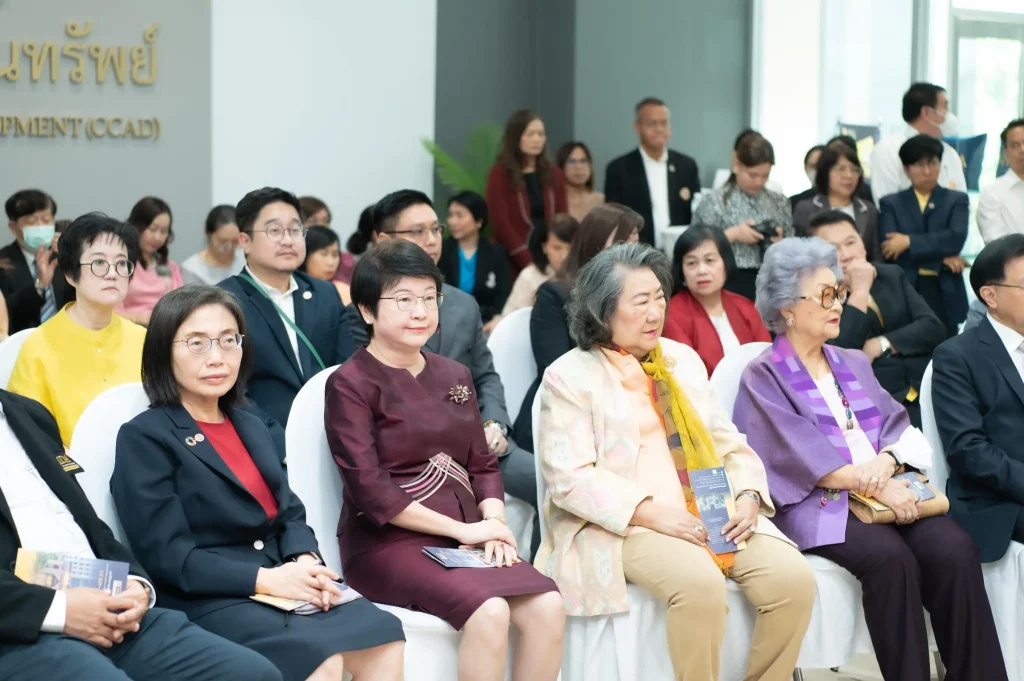 ccad 11 นิด้าเปิดตัว “ศูนย์พัฒนาทุนและสินทรัพย์” อย่างเป็นทางการในบรรยากาศอบอุ่น แขกผู้มีเกียรติ คณาจารย์ - นักศึกษา - ศิษย์เก่า ร่วมแสดงความยินดีอย่างคับคั่ง