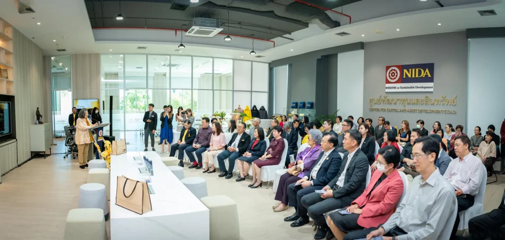 ccad 16 นิด้าเปิดตัว “ศูนย์พัฒนาทุนและสินทรัพย์” อย่างเป็นทางการในบรรยากาศอบอุ่น แขกผู้มีเกียรติ คณาจารย์ - นักศึกษา - ศิษย์เก่า ร่วมแสดงความยินดีอย่างคับคั่ง