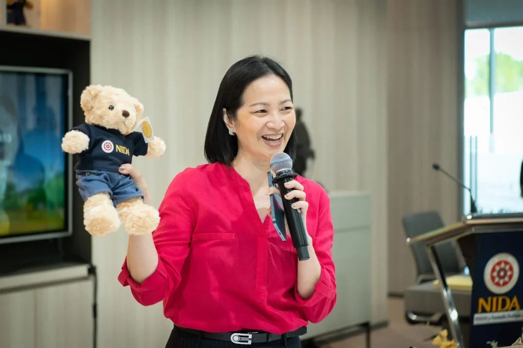ccad 19 นิด้าเปิดตัว “ศูนย์พัฒนาทุนและสินทรัพย์” อย่างเป็นทางการในบรรยากาศอบอุ่น แขกผู้มีเกียรติ คณาจารย์ - นักศึกษา - ศิษย์เก่า ร่วมแสดงความยินดีอย่างคับคั่ง