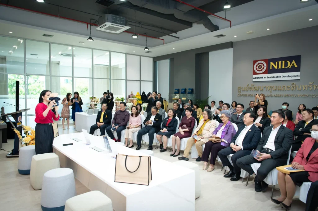ccad 20 นิด้าเปิดตัว “ศูนย์พัฒนาทุนและสินทรัพย์” อย่างเป็นทางการในบรรยากาศอบอุ่น แขกผู้มีเกียรติ คณาจารย์ - นักศึกษา - ศิษย์เก่า ร่วมแสดงความยินดีอย่างคับคั่ง