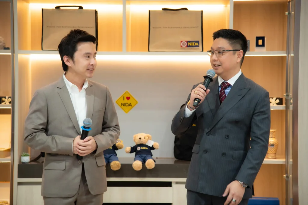 ccad 21 นิด้าเปิดตัว “ศูนย์พัฒนาทุนและสินทรัพย์” อย่างเป็นทางการในบรรยากาศอบอุ่น แขกผู้มีเกียรติ คณาจารย์ - นักศึกษา - ศิษย์เก่า ร่วมแสดงความยินดีอย่างคับคั่ง