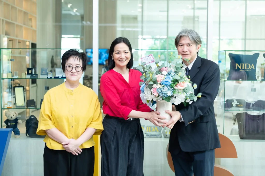 ccad 27- นิด้าเปิดตัว “ศูนย์พัฒนาทุนและสินทรัพย์” อย่างเป็นทางการในบรรยากาศอบอุ่น แขกผู้มีเกียรติ คณาจารย์ - นักศึกษา - ศิษย์เก่า ร่วมแสดงความยินดีอย่างคับคั่ง