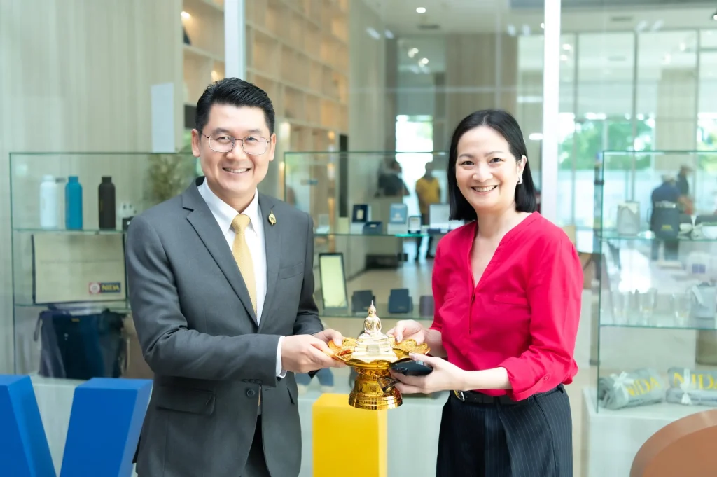 ccad 27 นิด้าเปิดตัว “ศูนย์พัฒนาทุนและสินทรัพย์” อย่างเป็นทางการในบรรยากาศอบอุ่น แขกผู้มีเกียรติ คณาจารย์ - นักศึกษา - ศิษย์เก่า ร่วมแสดงความยินดีอย่างคับคั่ง